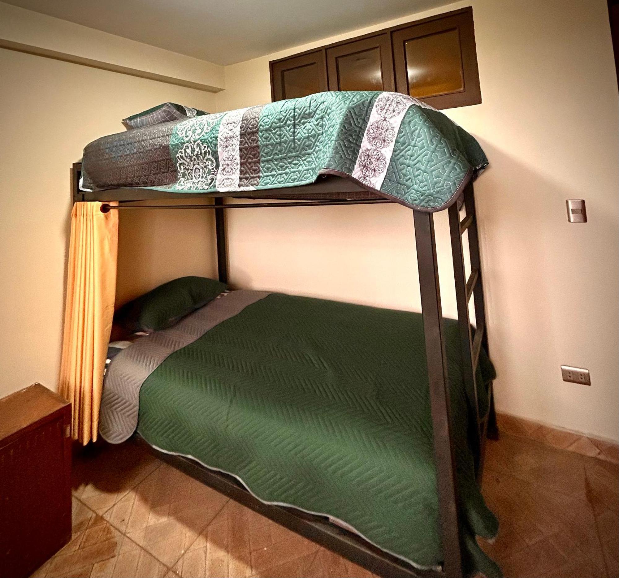 Villa Camila Hostel Coroico Bilik gambar