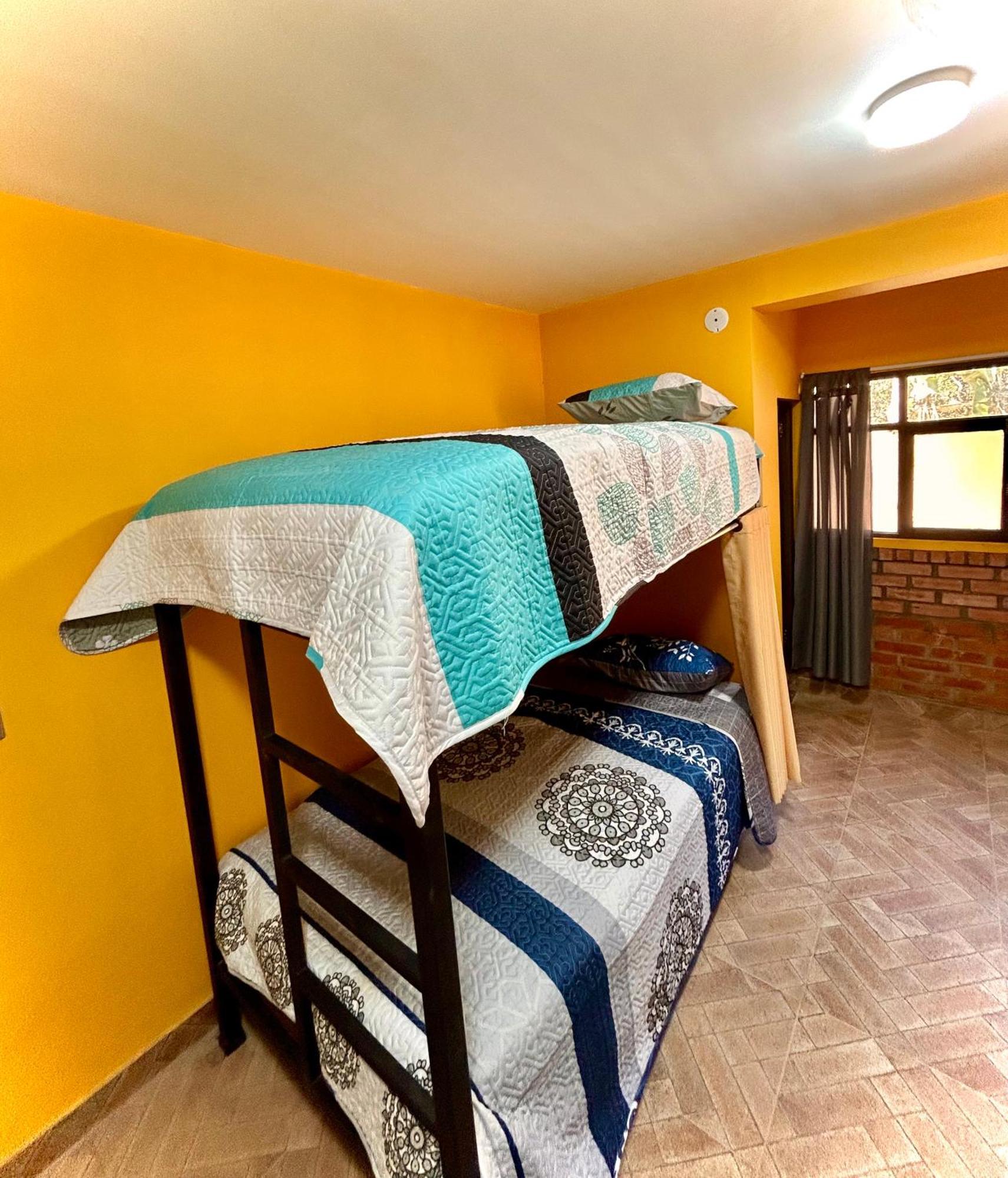 Villa Camila Hostel Coroico Bilik gambar