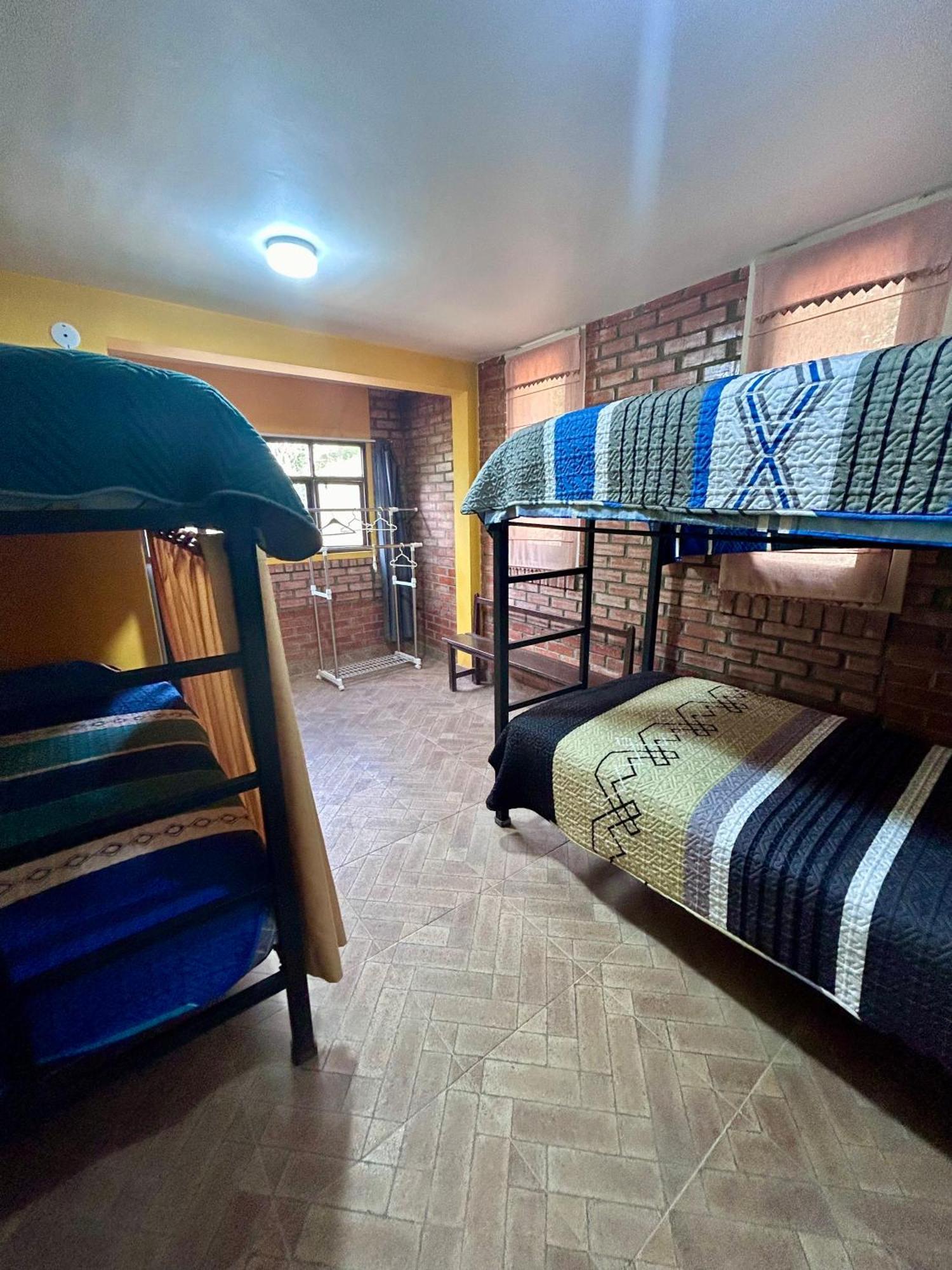 Villa Camila Hostel Coroico Bilik gambar