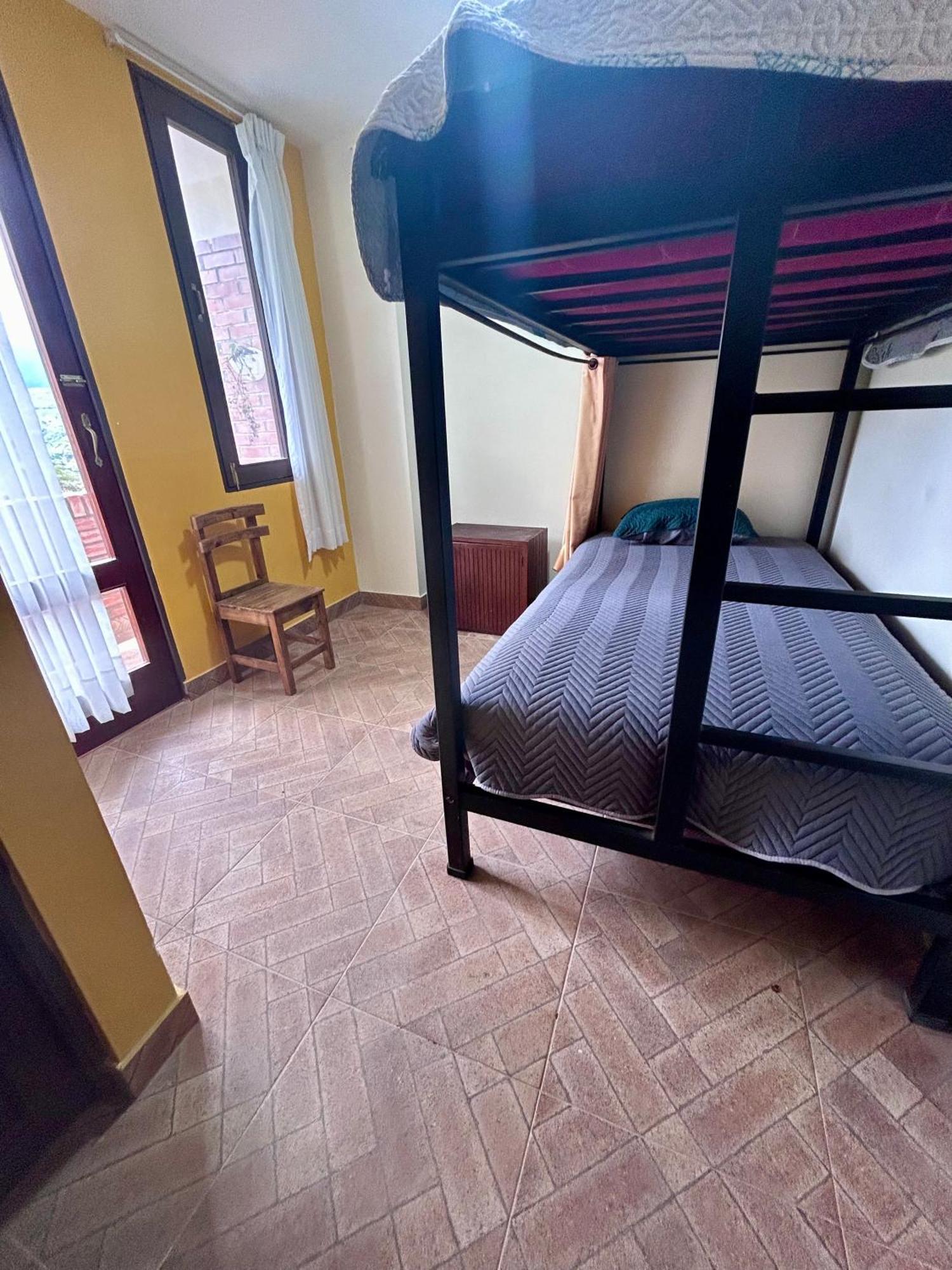 Villa Camila Hostel Coroico Bilik gambar